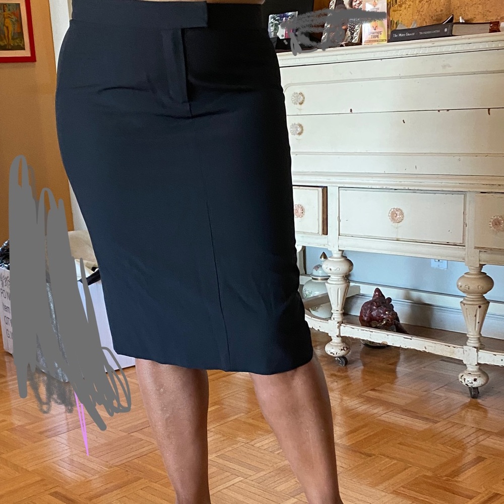 Pencil skirt with side fastener. Lined.